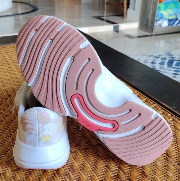 Women's In-Season TR 13 Floral Nike Sneakers - Picture 6 of 8